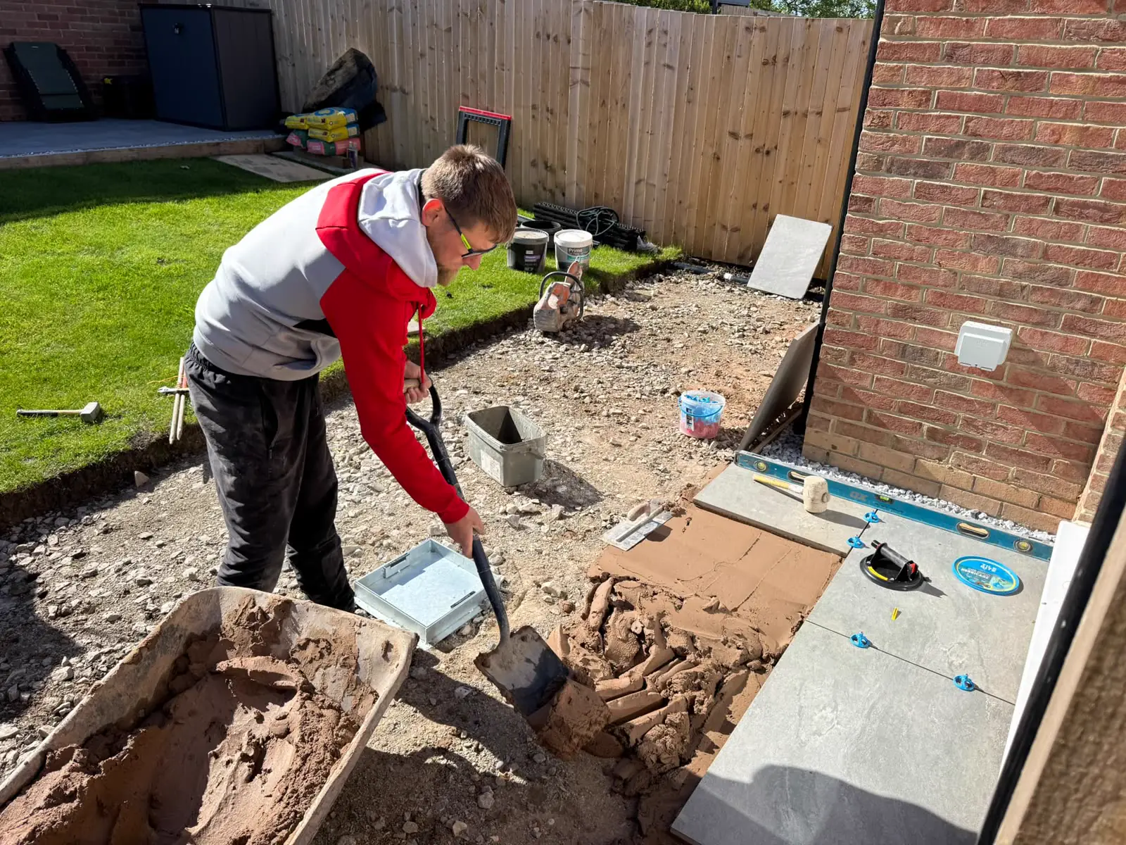 Laying porcelain slabs on a mortar bed